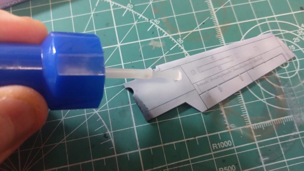 ハセガワ（Hasegawa）の1/72 VF-1 ストライクガウォークバルキリーを作成します。⑪大量の水転写式デカールを貼り付けるが、破れてしまった・・の画像