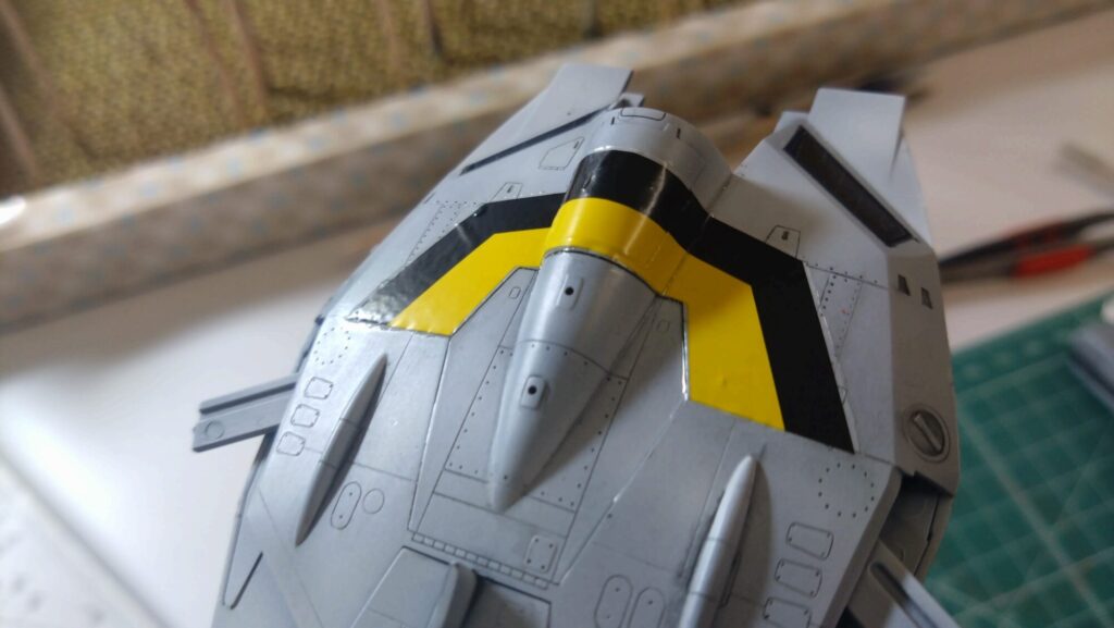 ハセガワ（Hasegawa）の1/72 VF-1 ストライクガウォークバルキリーを作成します。⑪大量の水転写式デカールを貼り付けるが、破れてしまった・・の画像