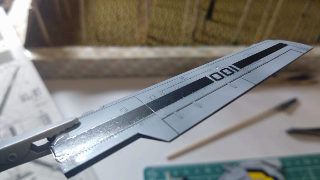 ハセガワ（Hasegawa）の1/72 VF-1 ストライクガウォークバルキリーを作成します。⑪大量の水転写式デカールを貼り付けるが、破れてしまった・・の画像