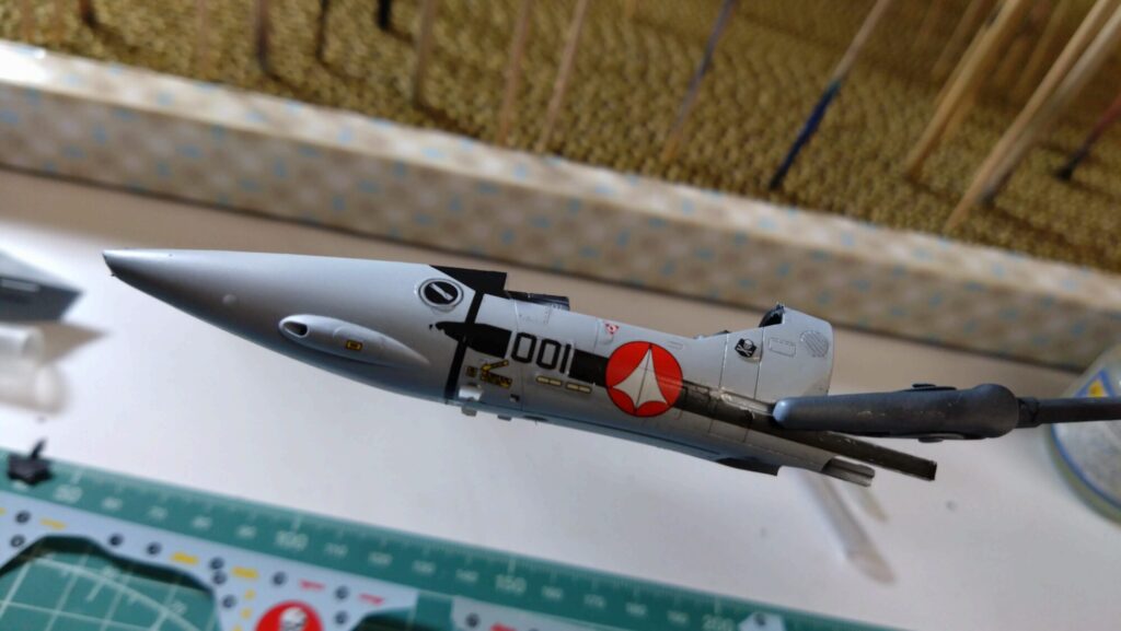 ハセガワ（Hasegawa）の1/72 VF-1 ストライクガウォークバルキリーを作成します。⑪大量の水転写式デカールを貼り付けるが、破れてしまった・・の画像