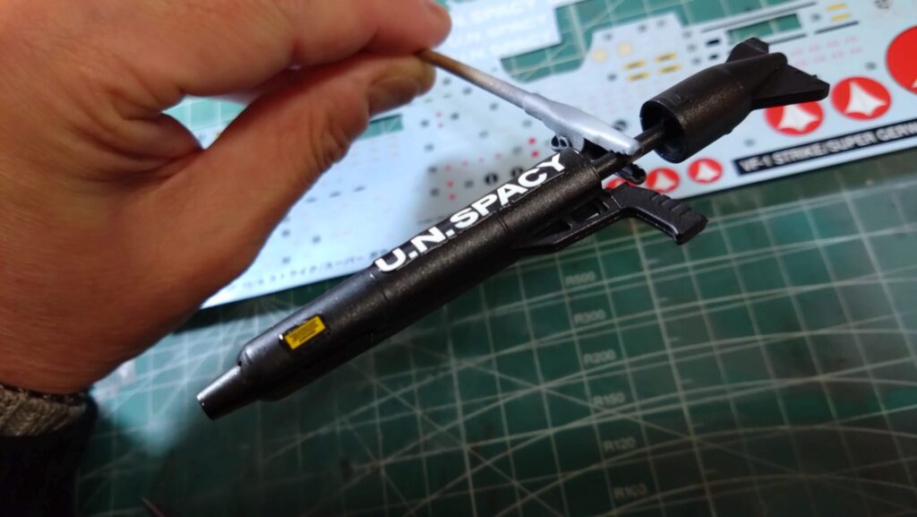 ハセガワ（Hasegawa）の1/72 VF-1 ストライクガウォークバルキリーを作成します。⑪大量の水転写式デカールを貼り付けるが、破れてしまった・・の画像