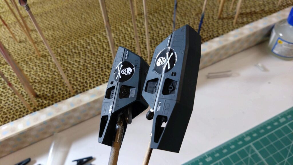 ハセガワ（Hasegawa）の1/72 VF-1 ストライクガウォークバルキリーを作成します。⑪大量の水転写式デカールを貼り付けるが、破れてしまった・・の画像