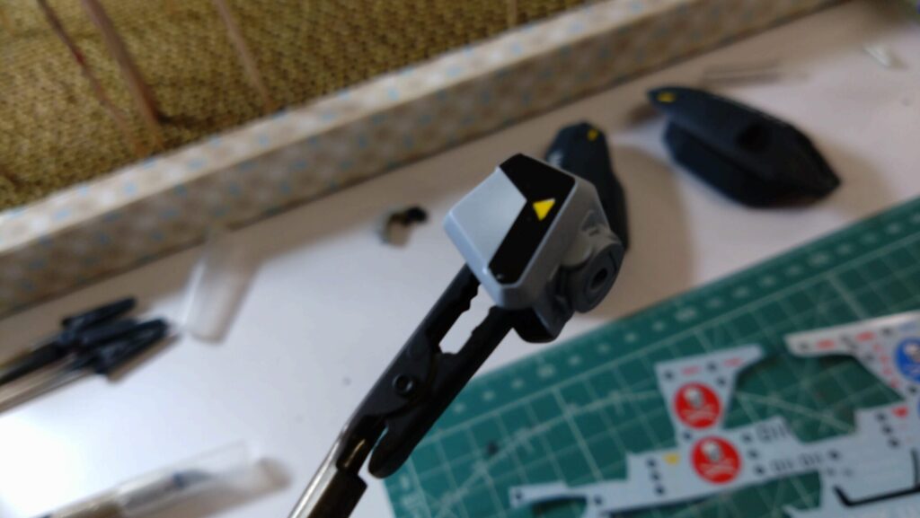 ハセガワ（Hasegawa）の1/72 VF-1 ストライクガウォークバルキリーを作成します。⑪大量の水転写式デカールを貼り付けるが、破れてしまった・・の画像