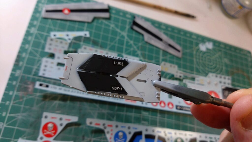 ハセガワ（Hasegawa）の1/72 VF-1 ストライクガウォークバルキリーを作成します。⑪大量の水転写式デカールを貼り付けるが、破れてしまった・・の画像
