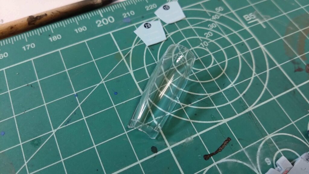 ハセガワ(Hasegawa)の1/72 VF-1 ストライクガウォークバルキリーを作成します。⑫クリアパーツのパーティングラインを消して筆塗、そしてトップコートを吹き付けますの画像