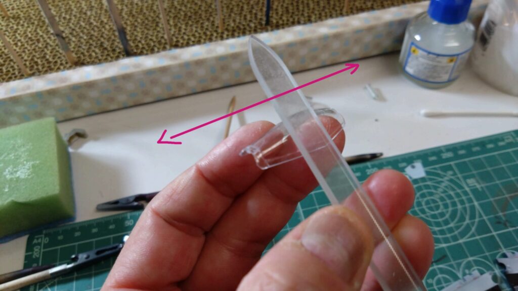 ハセガワ(Hasegawa)の1/72 VF-1 ストライクガウォークバルキリーを作成します。⑫クリアパーツのパーティングラインを消して筆塗、そしてトップコートを吹き付けますの画像