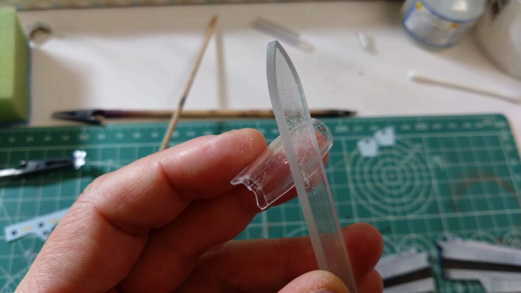 ハセガワ(Hasegawa)の1/72 VF-1 ストライクガウォークバルキリーを作成します。⑫クリアパーツのパーティングラインを消して筆塗、そしてトップコートを吹き付けますの画像