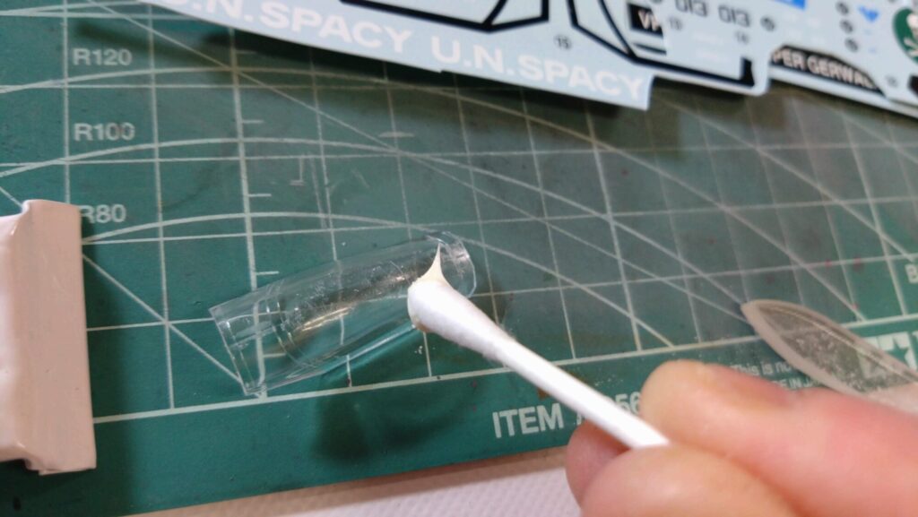 ハセガワ(Hasegawa)の1/72 VF-1 ストライクガウォークバルキリーを作成します。⑫クリアパーツのパーティングラインを消して筆塗、そしてトップコートを吹き付けますの画像