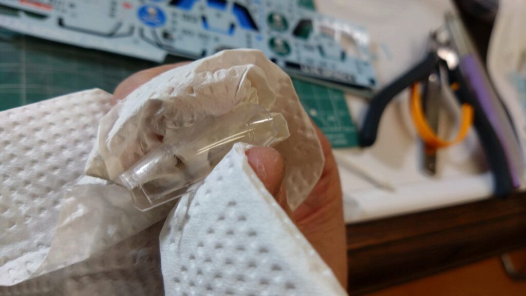 ハセガワ(Hasegawa)の1/72 VF-1 ストライクガウォークバルキリーを作成します。⑫クリアパーツのパーティングラインを消して筆塗、そしてトップコートを吹き付けますの画像