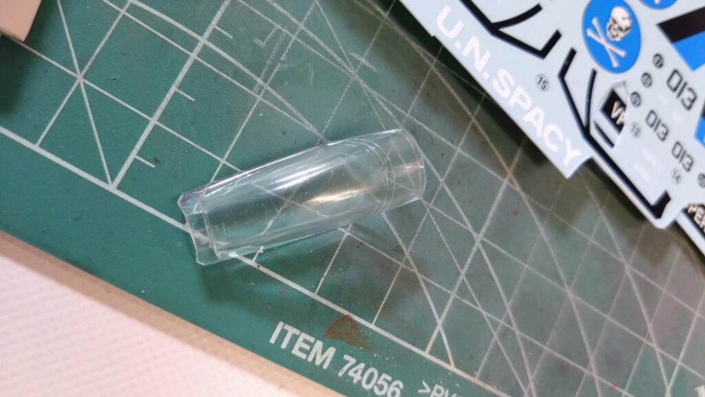 ハセガワ(Hasegawa)の1/72 VF-1 ストライクガウォークバルキリーを作成します。⑫クリアパーツのパーティングラインを消して筆塗、そしてトップコートを吹き付けますの画像