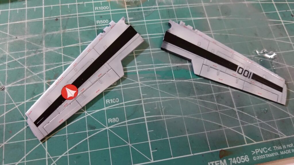 ハセガワ（Hasegawa）の1/72 VF-1 ストライクガウォークバルキリーを作成します。⑪大量の水転写式デカールを貼り付けるが、破れてしまった・・の画像