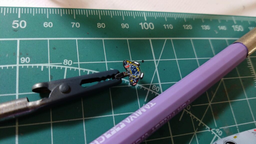 ハセガワ（Hasegawa）の1/72 VF-1 ストライクガウォークバルキリーを作成します。⑪大量の水転写式デカールを貼り付けるが、破れてしまった・・の画像