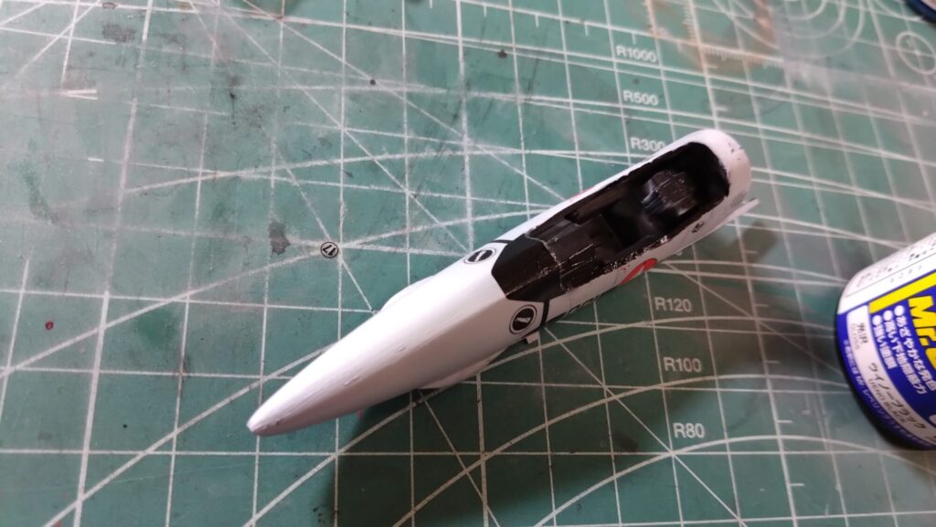 ハセガワ(Hasegawa)の1/72 VF-1 ストライクガウォークバルキリーを作成します。⑫クリアパーツのパーティングラインを消して筆塗、そしてトップコートを吹き付けますの画像