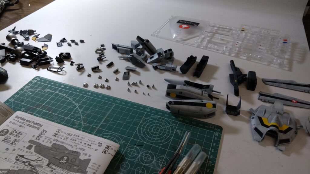 ハセガワ（Hasegawa）の1/72 VF-1 ストライクガウォークバルキリー、今回の最終組み立てで完成ですの画像