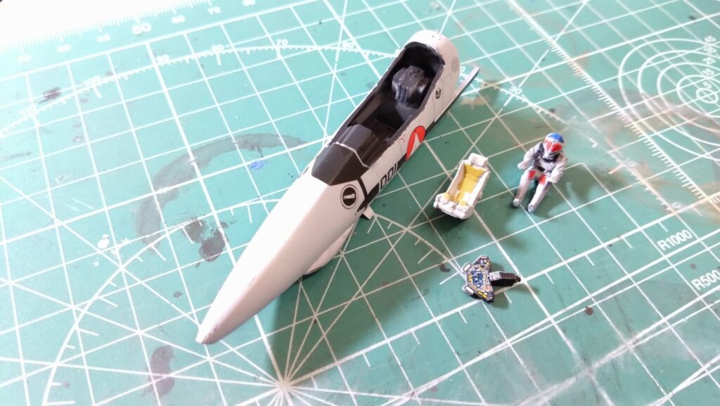 ハセガワ（Hasegawa）の1/72 VF-1 ストライクガウォークバルキリー、今回の最終組み立てで完成ですの画像