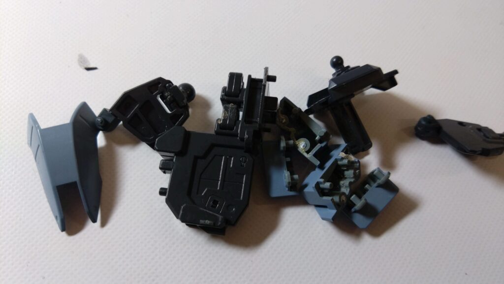 中古組み立て済みのMGゼータプラスA1+C1を分解して合成します。中古MGガンプラを再構築しながら改造する準備をするの画像