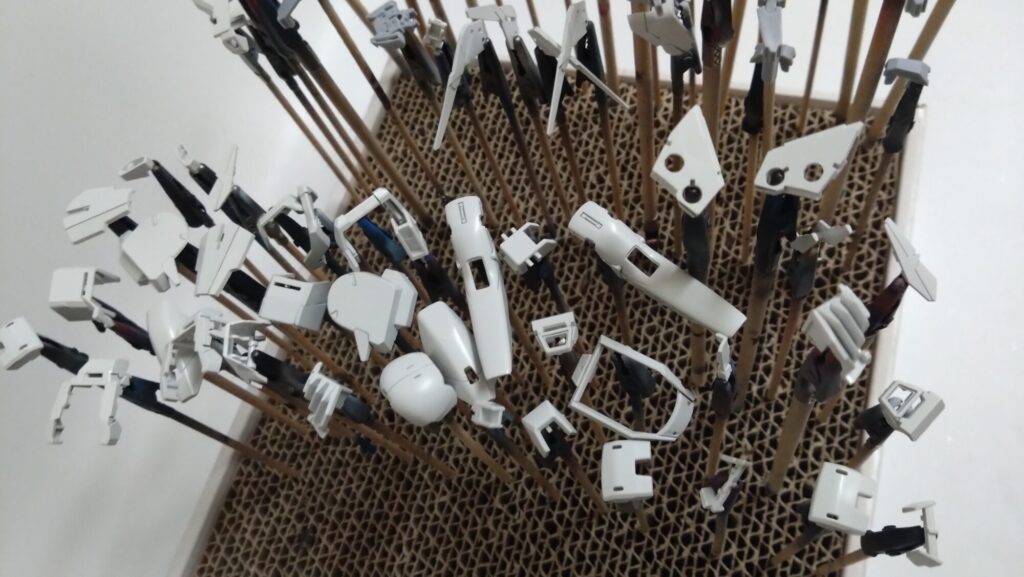 MG 1/100 ナラティブガンダム C装備 Ver.Kaを塗装作成します。③カラーリングを決めて、ネコの手装備して塗装準備します。（機動戦士ガンダムNT）の画像