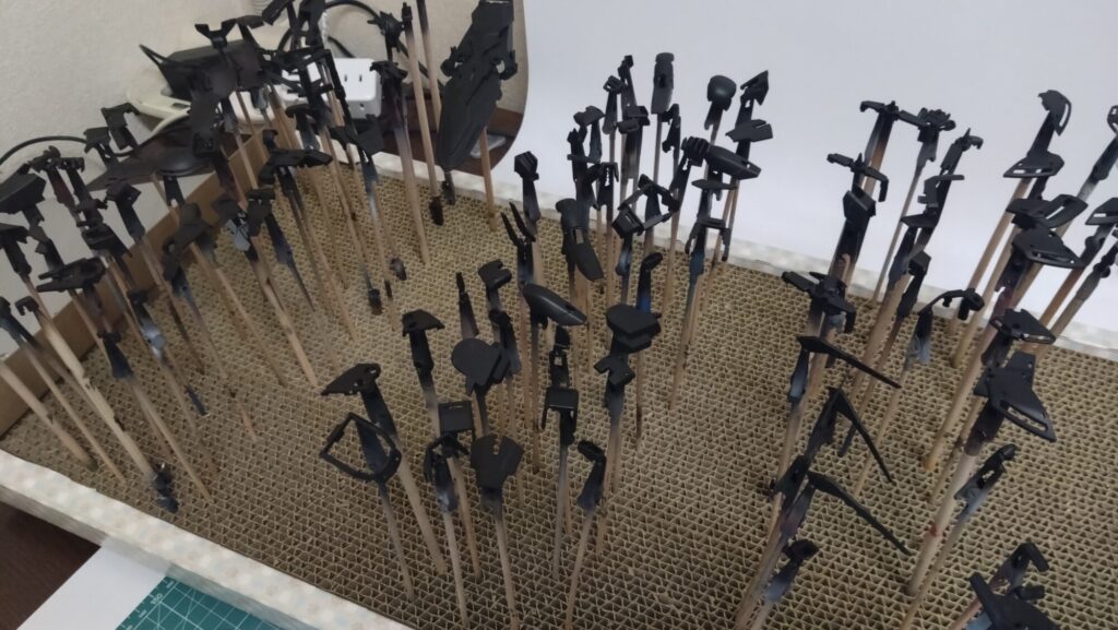 MG 1/100 ナラティブガンダム C装備 Ver.Kaを塗装作成します。④塗装作業の最初はサーフェイサーを吹くことから・・・。（機動戦士ガンダムNT）の画像