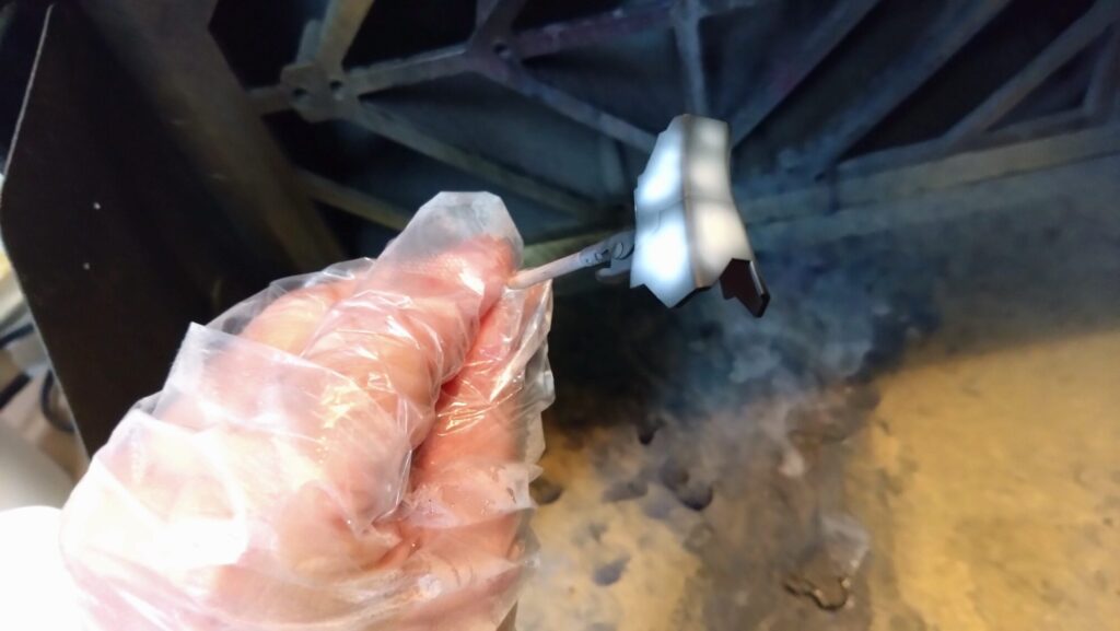 MG 1/100 ナラティブガンダム C装備 Ver.Kaを塗装作成します。⑦トリガーアクション編、ガンダムホワイトを黒立ち上げのグラデーション塗装します。（機動戦士ガンダムNT）の画像