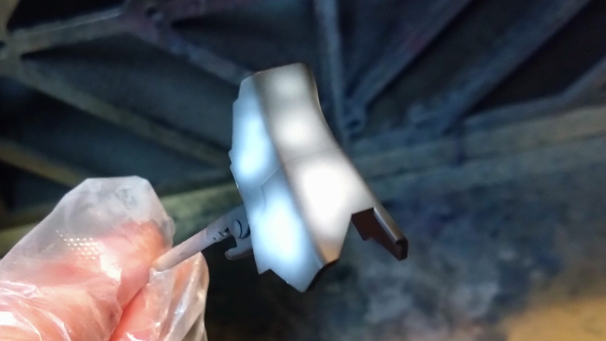 MG 1/100 ナラティブガンダム C装備 Ver.Kaを塗装作成します。⑦トリガーアクション編、ガンダムホワイトを黒立ち上げのグラデーション塗装します。（機動戦士ガンダムNT）の画像