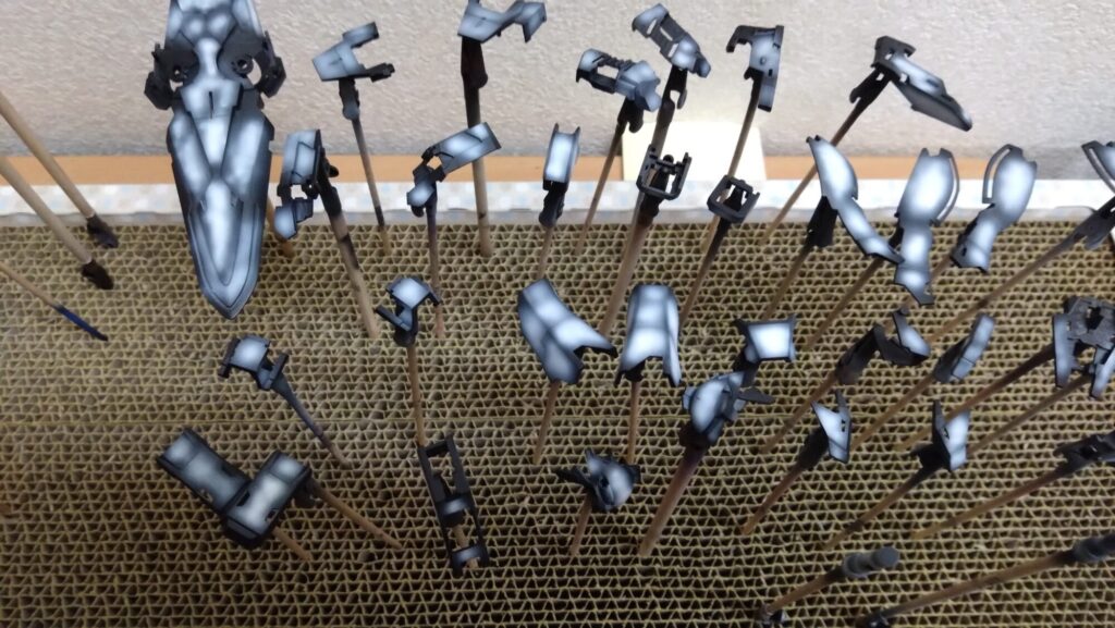 MG 1/100 ナラティブガンダム C装備 Ver.Kaを塗装作成します。⑦トリガーアクション編、ガンダムホワイトを黒立ち上げのグラデーション塗装します。（機動戦士ガンダムNT）の画像