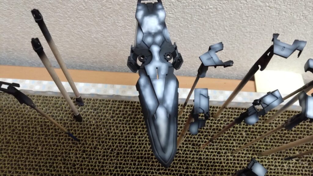 MG 1/100 ナラティブガンダム C装備 Ver.Kaを塗装作成します。⑦トリガーアクション編、ガンダムホワイトを黒立ち上げのグラデーション塗装します。（機動戦士ガンダムNT）の画像