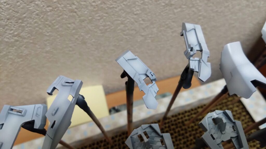 MG 1/100 ナラティブガンダム C装備 Ver.Kaを塗装作成します。⑦トリガーアクション編、ガンダムホワイトを黒立ち上げのグラデーション塗装します。（機動戦士ガンダムNT）の画像