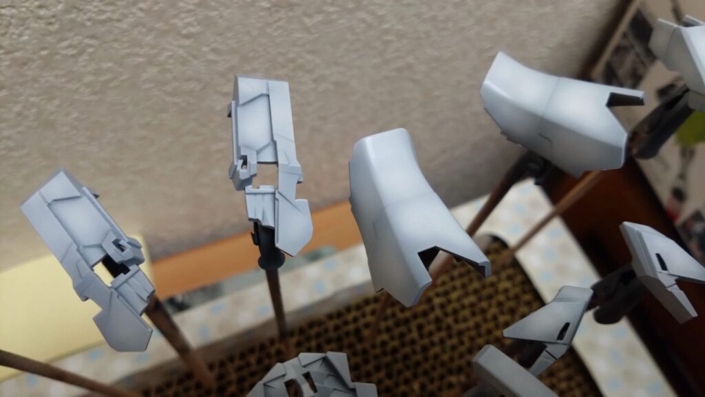 MG 1/100 ナラティブガンダム C装備 Ver.Kaを塗装作成します。⑦トリガーアクション編、ガンダムホワイトを黒立ち上げのグラデーション塗装します。（機動戦士ガンダムNT）の画像