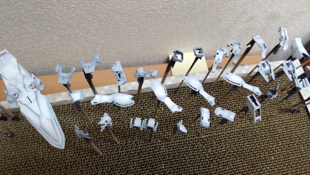 MG 1/100 ナラティブガンダム C装備 Ver.Kaを塗装作成します。⑦トリガーアクション編、ガンダムホワイトを黒立ち上げのグラデーション塗装します。（機動戦士ガンダムNT）の画像