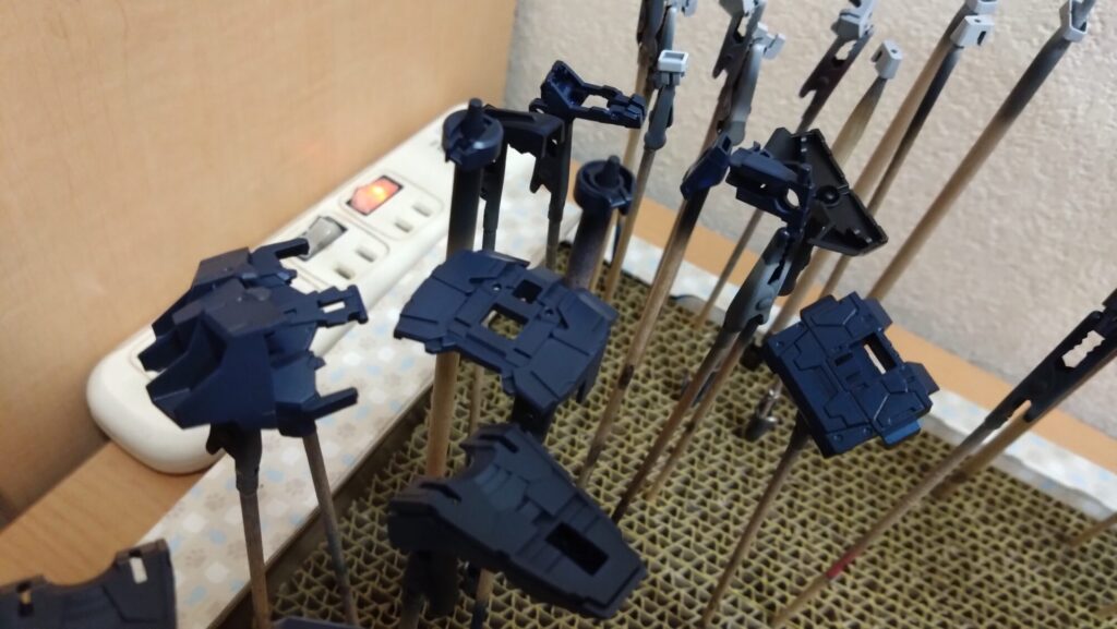 MG 1/100 ナラティブガンダム C装備 Ver.Kaを塗装作成します。⑧サイコフレームをギラっと塗装したいので下地にシルバーを塗る。（機動戦士ガンダムNT）の画像