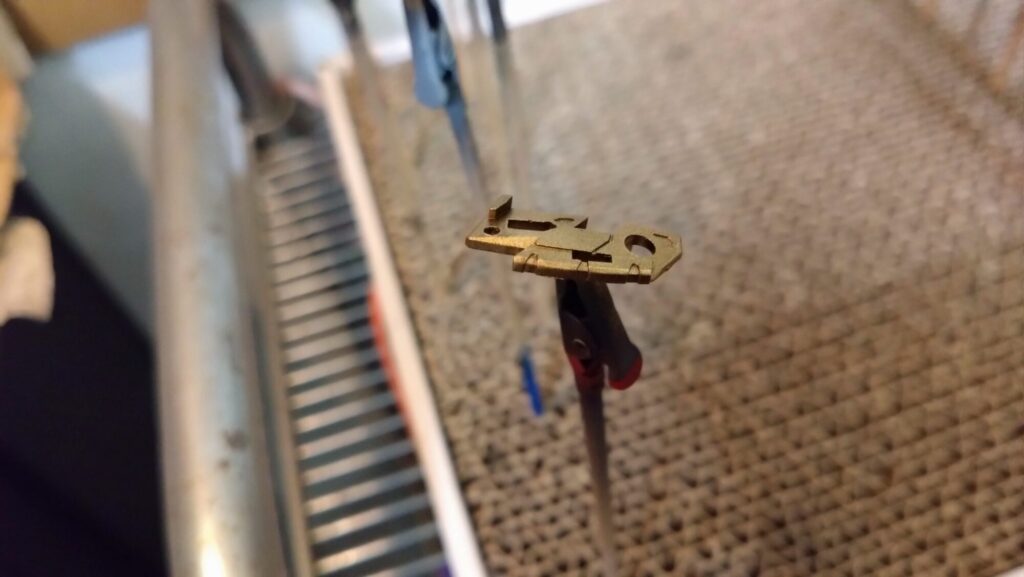 MG 1/100 ナラティブガンダム C装備 Ver.Kaを塗装作成します。⑧サイコフレームをギラっと塗装したいので下地にシルバーを塗る。（機動戦士ガンダムNT）の画像