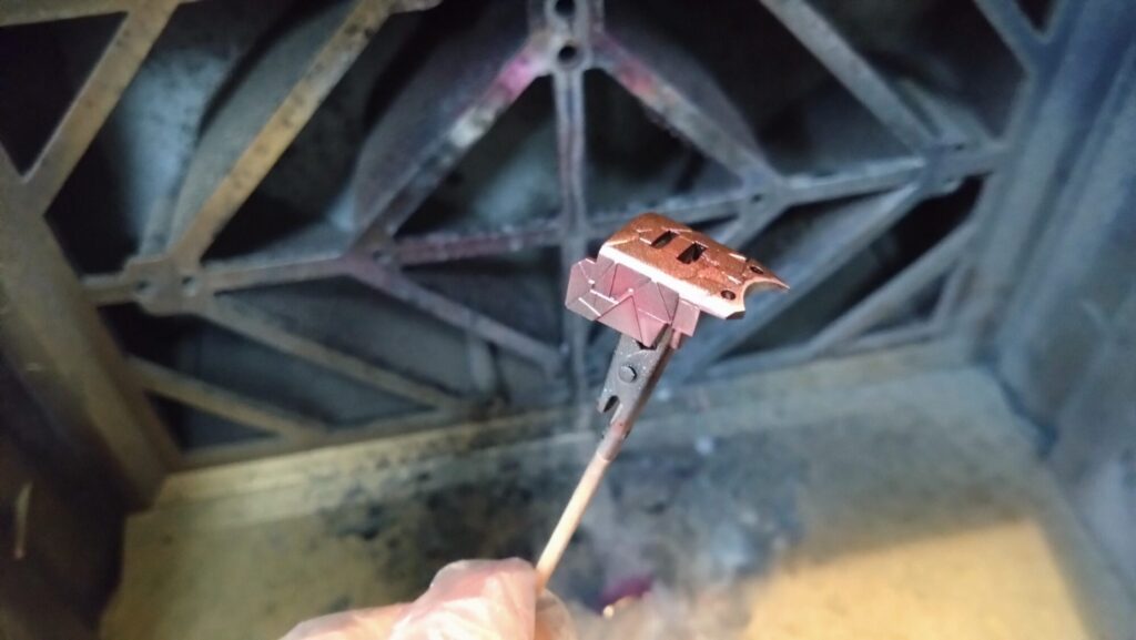 MG 1/100 ナラティブガンダム C装備 Ver.Kaを塗装作成します。⑧サイコフレームをギラっと塗装したいので下地にシルバーを塗る。（機動戦士ガンダムNT）の画像