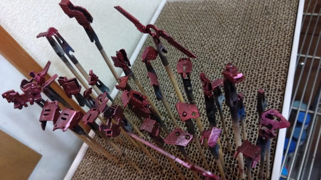 MG 1/100 ナラティブガンダム C装備 Ver.Kaを塗装作成します。⑧サイコフレームをギラっと塗装したいので下地にシルバーを塗る。（機動戦士ガンダムNT）の画像