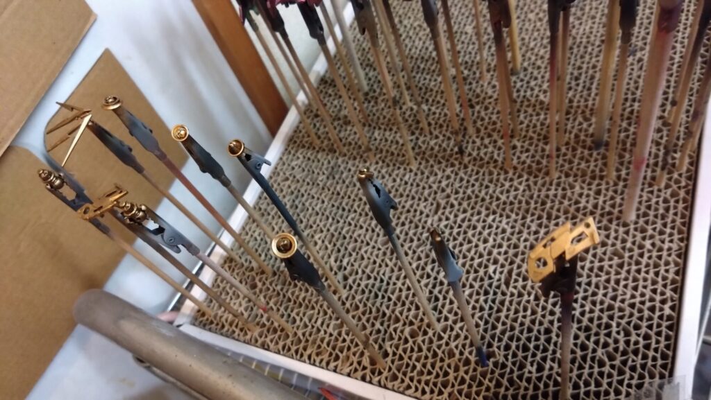 MG 1/100 ナラティブガンダム C装備 Ver.Kaを塗装作成します。⑧サイコフレームをギラっと塗装したいので下地にシルバーを塗る。（機動戦士ガンダムNT）の画像