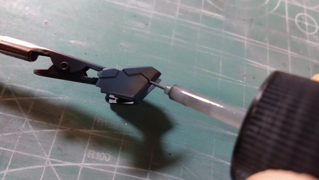 MG 1/100 ナラティブガンダム C装備 Ver.Kaを塗装作成します。⑨スミ入れをして輪郭を際立てます。(機動戦士ガンダムNT)の画像