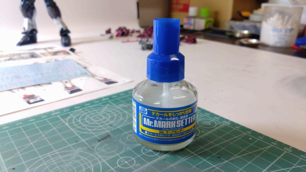 MG 1/100 ナラティブガンダム C装備 Ver.Kaを塗装作成します。⑪水転写式デカールを貼り付けます。（機動戦士ガンダムNT）の画像