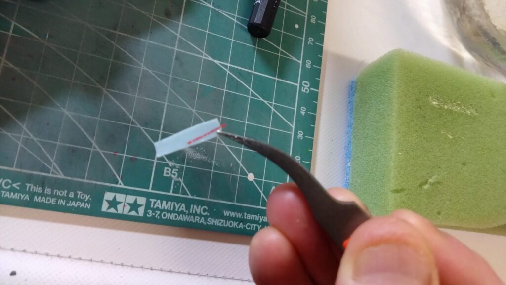 MG 1/100 ナラティブガンダム C装備 Ver.Kaを塗装作成します。⑪水転写式デカールを貼り付けます。（機動戦士ガンダムNT）の画像