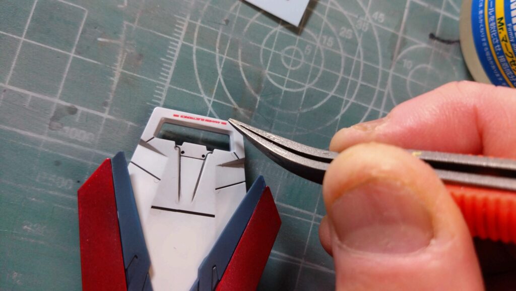 MG 1/100 ナラティブガンダム C装備 Ver.Kaを塗装作成します。⑪水転写式デカールを貼り付けます。（機動戦士ガンダムNT）の画像