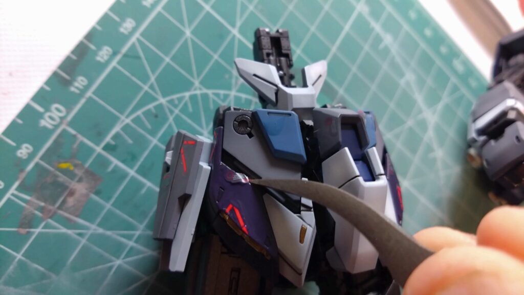 MG 1/100 ナラティブガンダム C装備 Ver.Kaを塗装作成します。⑪水転写式デカールを貼り付けます。（機動戦士ガンダムNT）の画像