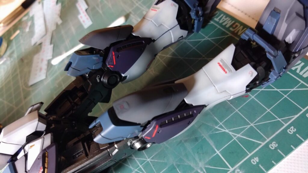 MG 1/100 ナラティブガンダム C装備 Ver.Kaを塗装作成します。⑪水転写式デカールを貼り付けます。（機動戦士ガンダムNT）の画像