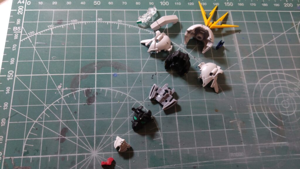 MG 1/100 ナラティブガンダム C装備 Ver.Kaを塗装作成します。②素組キットを分解してパーツチェックします。（機動戦士ガンダムNT）の画像