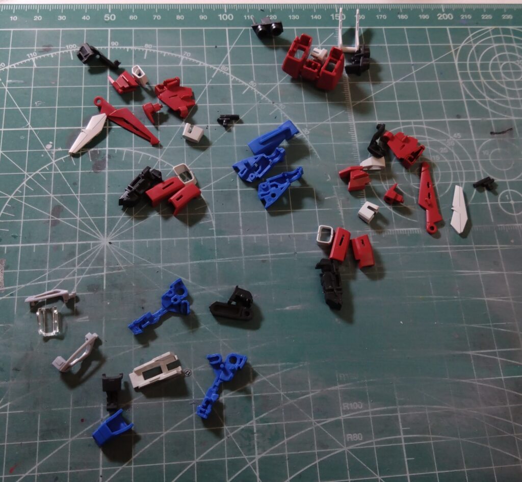 MG 1/100 ナラティブガンダム C装備 Ver.Kaを塗装作成します。②素組キットを分解してパーツチェックします。（機動戦士ガンダムNT）の画像