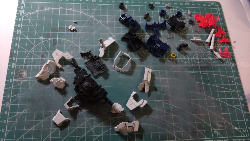 MG 1/100 ナラティブガンダム C装備 Ver.Kaを塗装作成します。②素組キットを分解してパーツチェックします。（機動戦士ガンダムNT）の画像