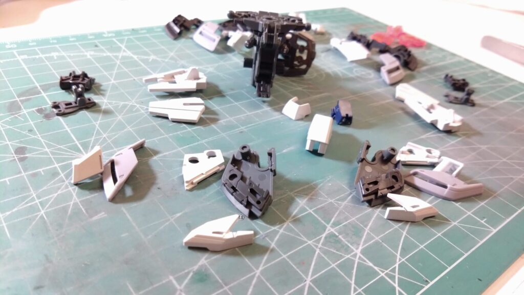 MG 1/100 ナラティブガンダム C装備 Ver.Kaを塗装作成します。②素組キットを分解してパーツチェックします。（機動戦士ガンダムNT）の画像