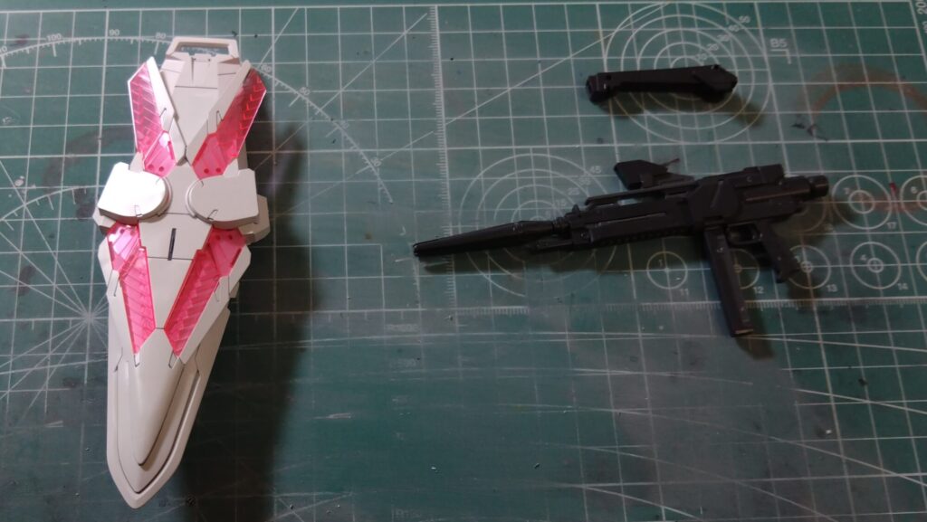 MG 1/100 ナラティブガンダム C装備 Ver.Kaを塗装作成します。②素組キットを分解してパーツチェックします。（機動戦士ガンダムNT）の画像