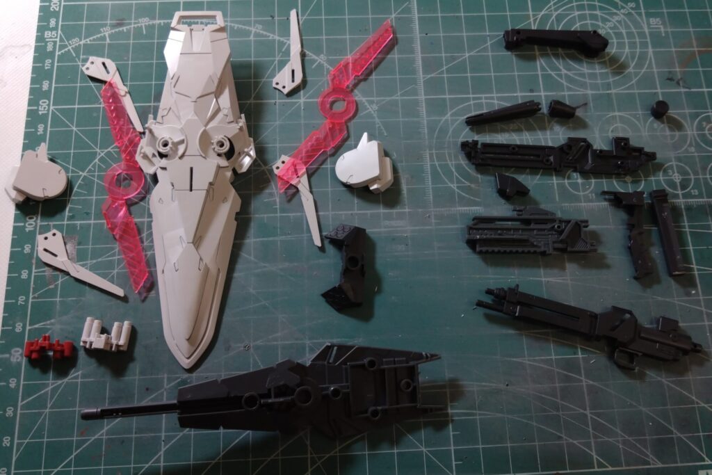 MG 1/100 ナラティブガンダム C装備 Ver.Kaを塗装作成します。②素組キットを分解してパーツチェックします。（機動戦士ガンダムNT）の画像