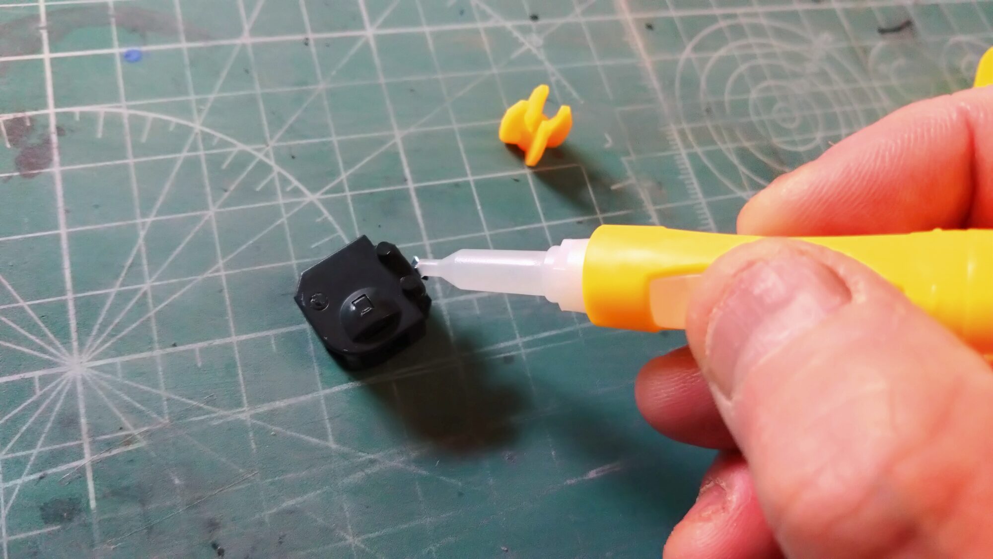 中古MGゼータプラスC1型のフレーム改造、ねじで関節を増やして、プラ版で首を伸ばして良スタイルを入手の画像