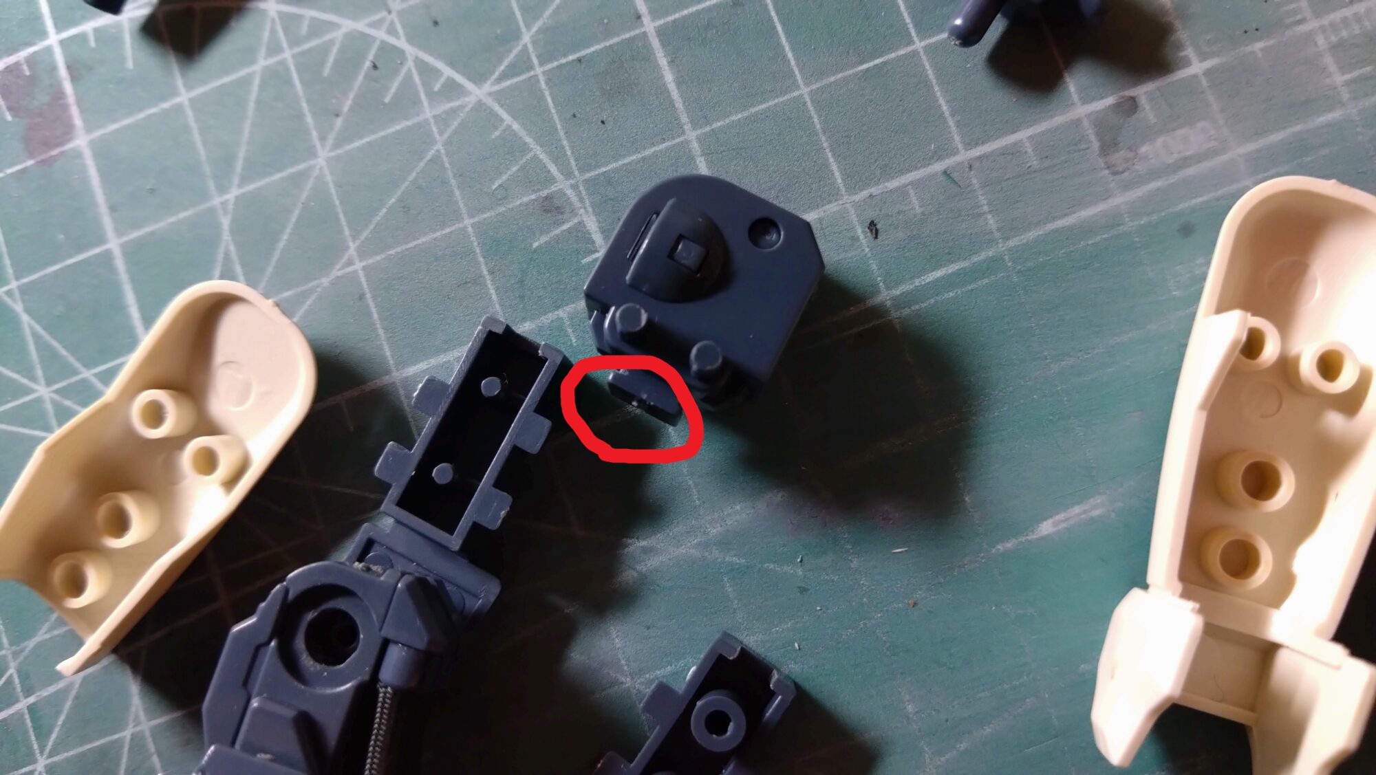 中古MGゼータプラスC1型のフレーム改造、ねじで関節を増やして、プラ版で首を伸ばして良スタイルを入手の画像