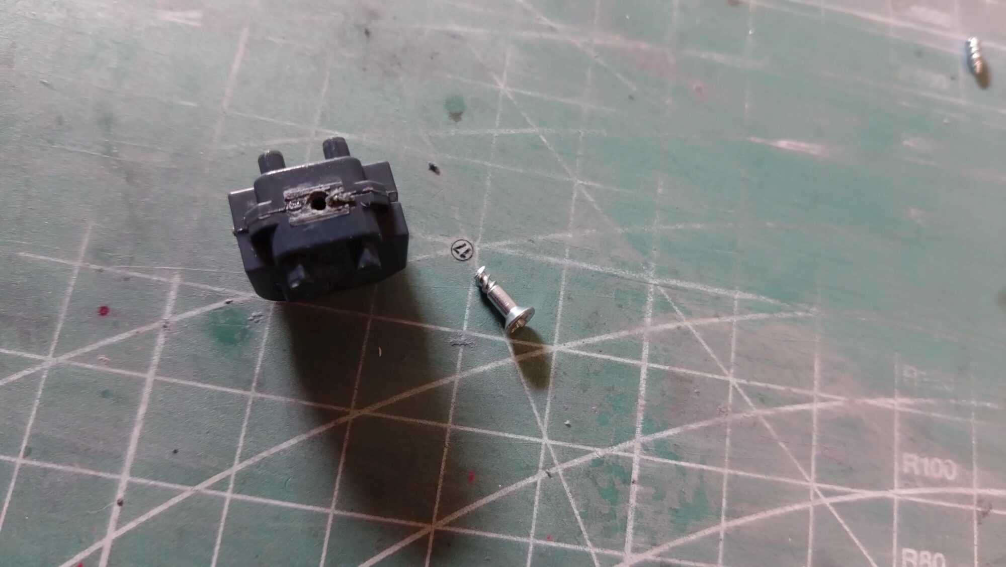 中古MGゼータプラスC1型のフレーム改造、ねじで関節を増やして、プラ版で首を伸ばして良スタイルを入手の画像