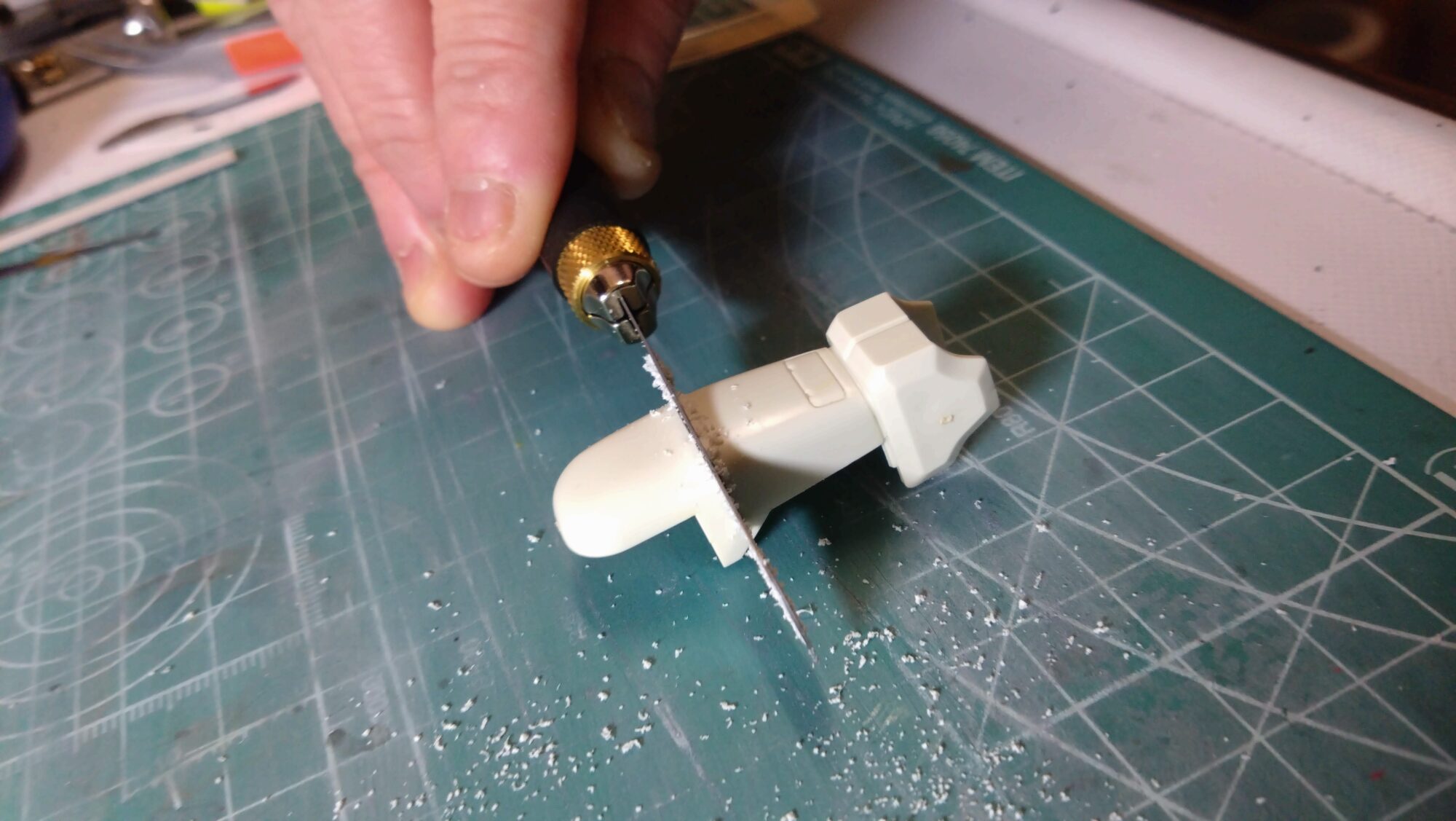 中古MGゼータプラスC1型のフレーム改造、ねじで関節を増やして、プラ版で首を伸ばして良スタイルを入手の画像